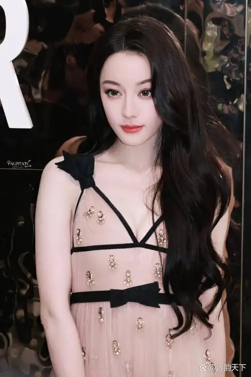 "迪丽热巴, 今天穿得美美的, 心情也跟着亮了起来!