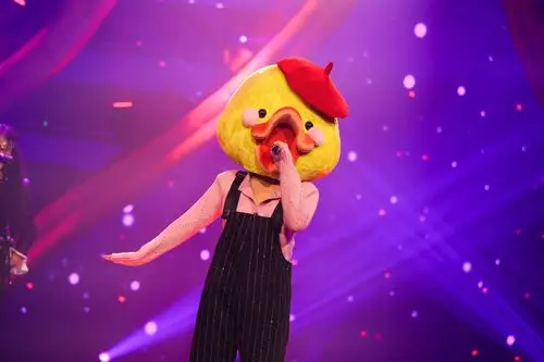 《蒙面唱将猜猜猜》"小黄鸭"惊喜揭面,袁娅维献唱《红豆》感人至深