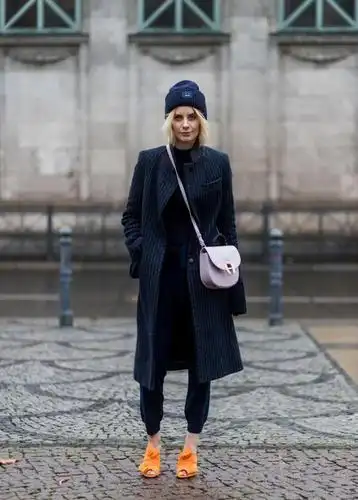 藏蓝色属于四季的颜色,每个季节都可以搭出特别优雅大气的感觉来,藏