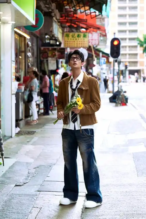 杨洋街头酷boy##杨洋街头手捧鲜花