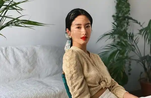 杨采钰:撬走刘亦菲背后的男人,嫁大30岁金主,她究竟图啥