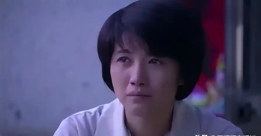 颜丙燕饰演的是大老板娘满秋,在弟弟郭乃文(乔振宇)的帮助下,把自己