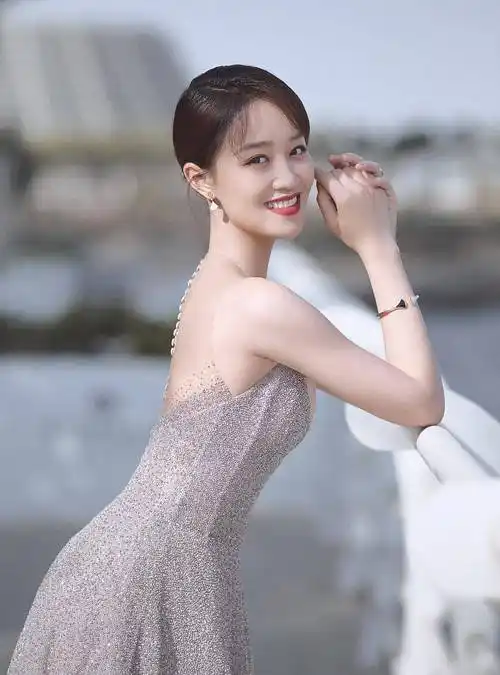 蓝盈莹真的太拼了,穿黑色深v时尚连衣裙,这比例惹人羡慕_裙装_身材