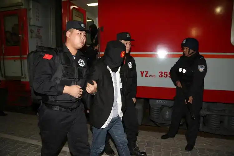 随着犯罪嫌疑人陈某被专案组从甘肃省押解回乌拉特中旗公安局,一起