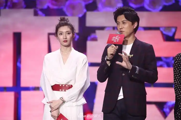 靳东左拥右抱超幸福江疏影连换两套曝少女心小秘密