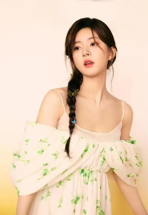 赵露思代言照惹争议肩上绑两根带子大秀身材网友吐槽风格欧美