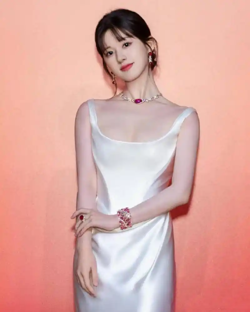 赵露思白色绸缎吊带裙,性感优雅! 676767#赵露思