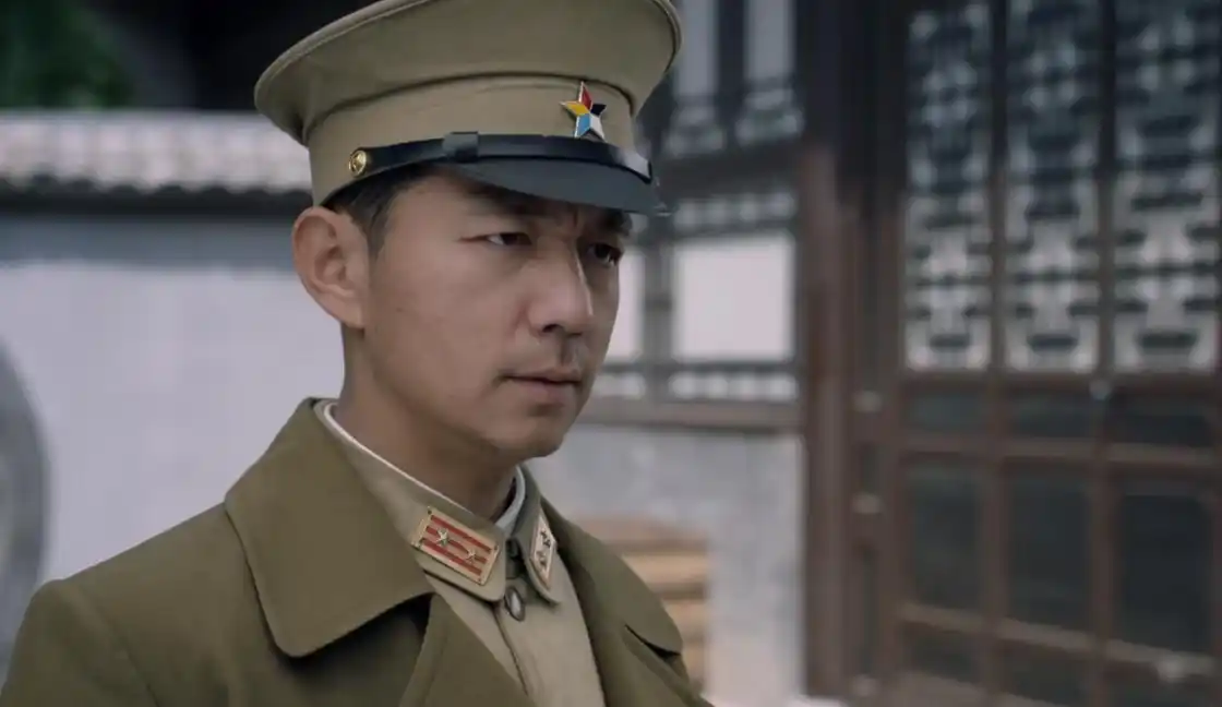 抗战时,两特务追捕地下党,伪警长藏好人后怒道:你们连我也怀疑