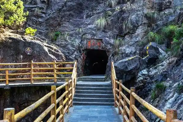 明月山景区是江西省宜春市的一处aaaaa级山岳型风景名胜区,位于宜春市