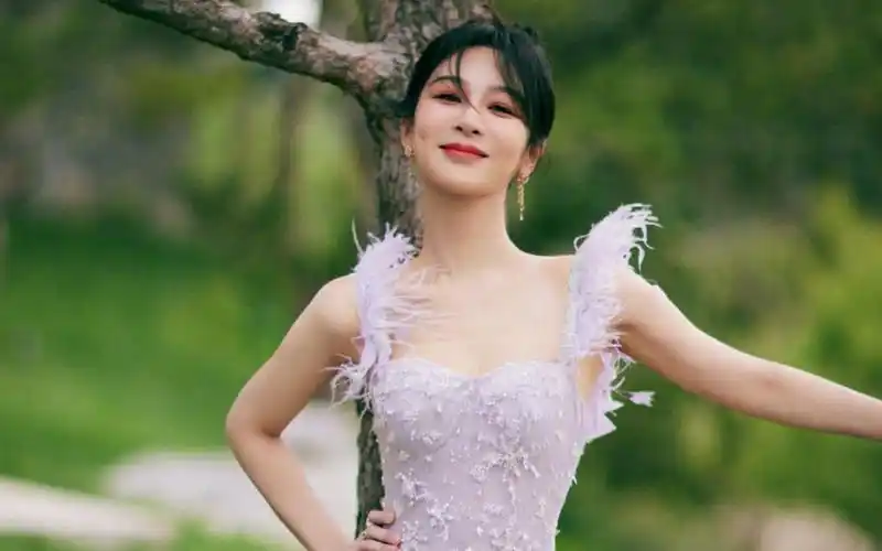 杨紫时尚晚宴好惊艳!淋雨走红毯表情管理满分,与宋佳场内热聊