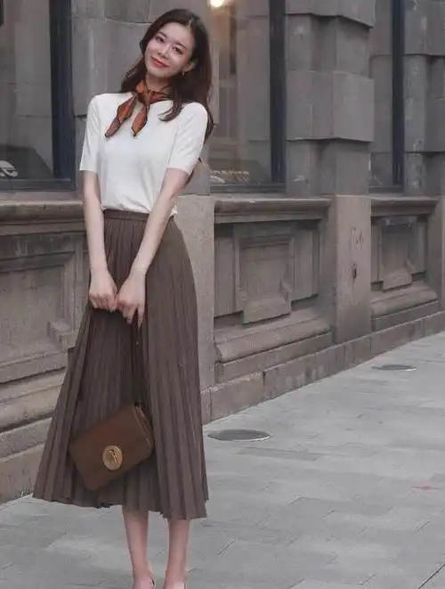"t恤 百褶裙"才是最适合中年女人的夏季穿搭,舒适百搭又洋气