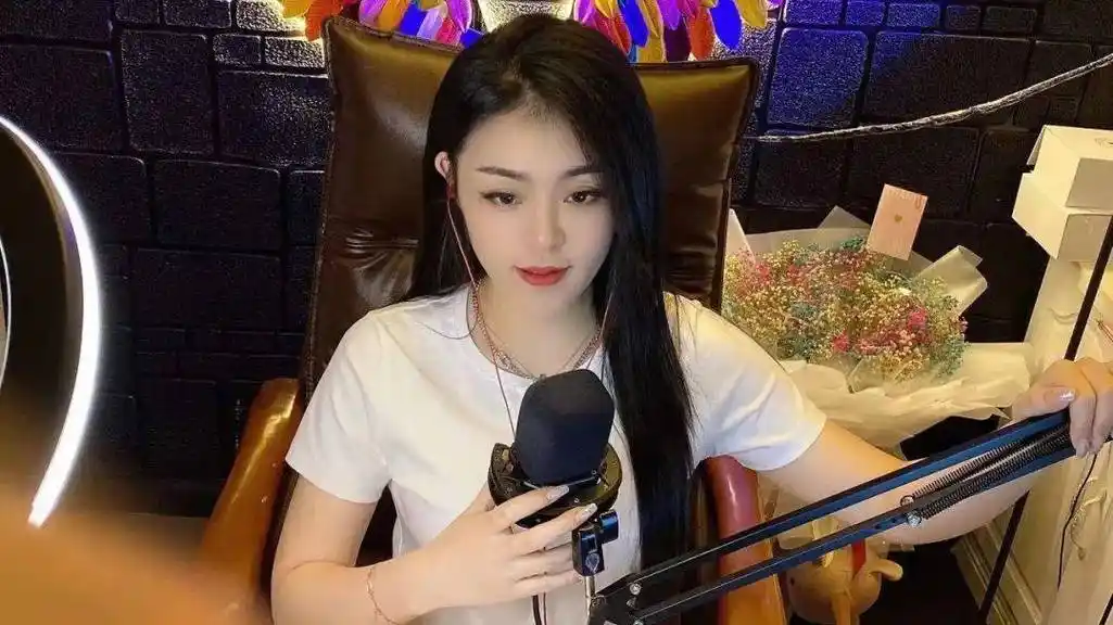 封面人物 | 亚男 从小镇幼师到超人气翻唱快手主播_直播_生活_平台