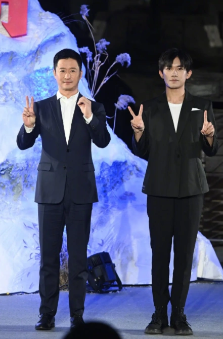 四字弟弟和吴京的身高对比,在台上一目了然,新电影《长津湖》