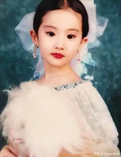 刘亦菲的古典美小脸与小时候婴儿胖脸相差甚远化了妆更加精致