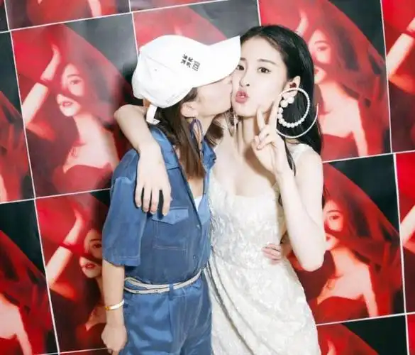 事业巅峰未婚生子华晨宇只认孩子却不结婚张碧晨这样做后悔吗