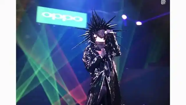 薛之谦蒙面唱将演绎《遗憾》,这唱功无敌了