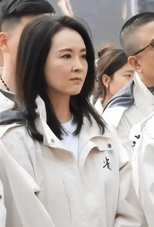 50岁王艳对比45岁温峥嵘:相差5岁状态截然不同,发福弊端来了_腾讯新闻