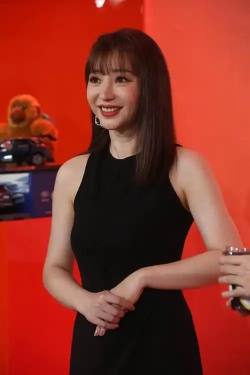 柳岩有点老了法令纹明显但魅力不减身穿黑色长裙身材真好