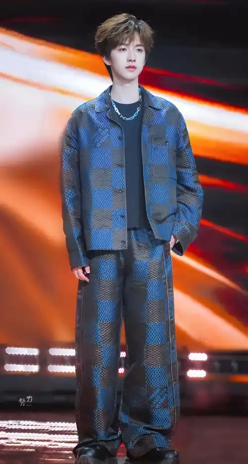 微博之夜新图##贺峻霖 梦蝶破笼