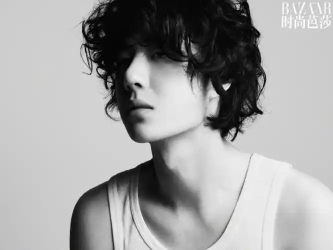 时尚芭莎 王一博##王一博卷毛吐舌