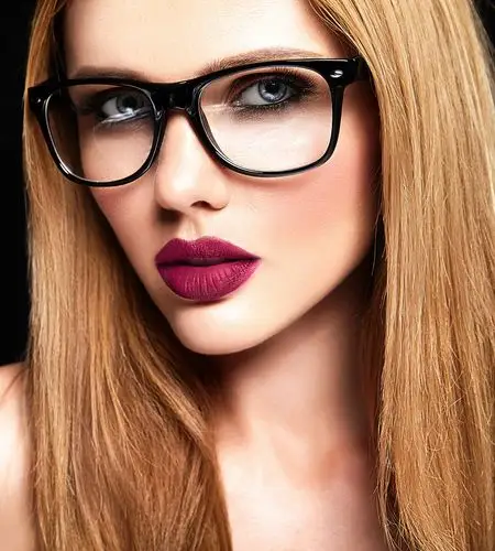 戴眼镜的红唇女士