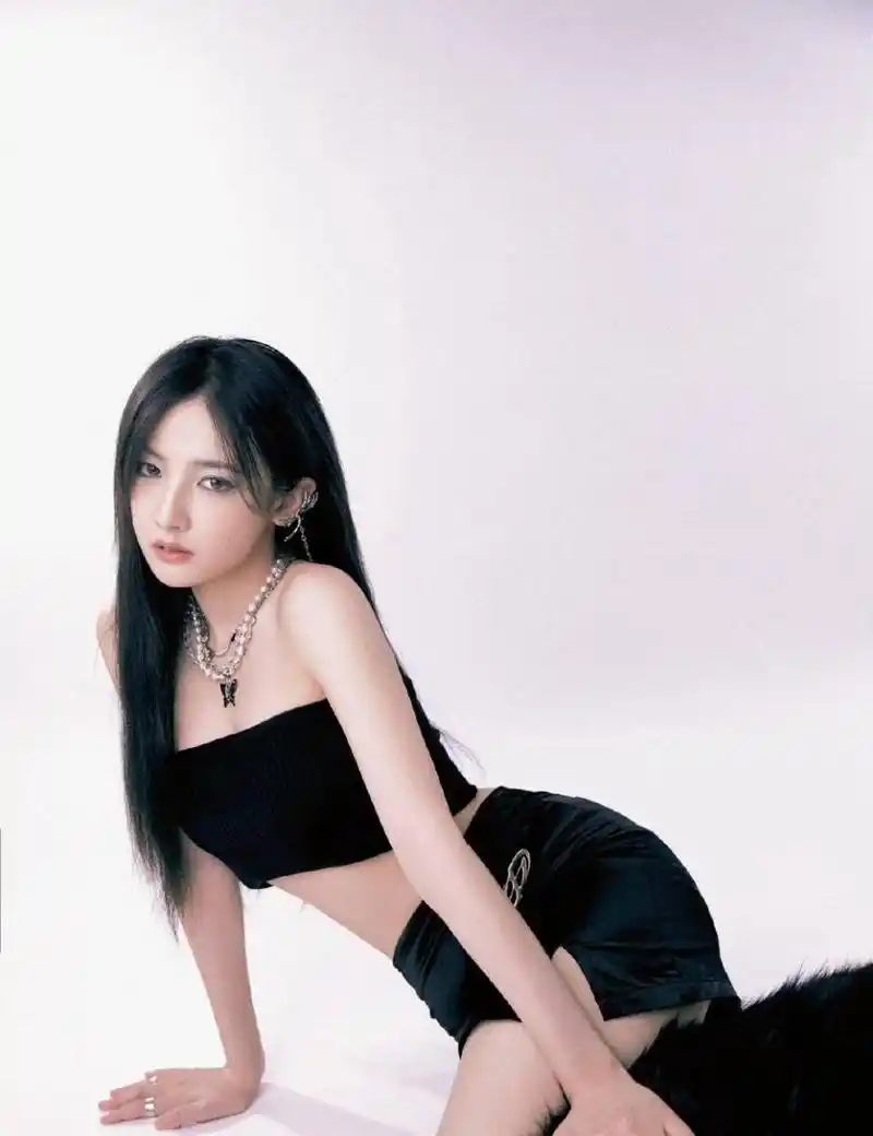 性感辣妹上线!赵粤黑色抹胸搭配超短裙穿搭大胆