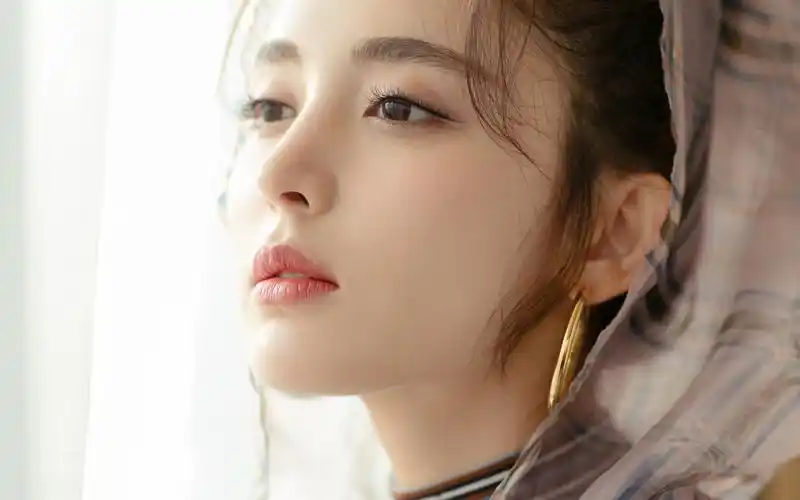 古力娜扎性感活动照高清桌面壁纸