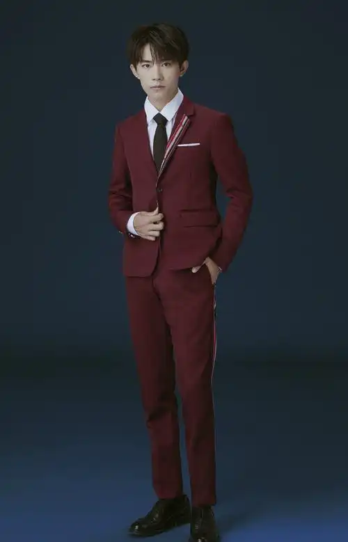 易烊千玺红色西装帅气图片