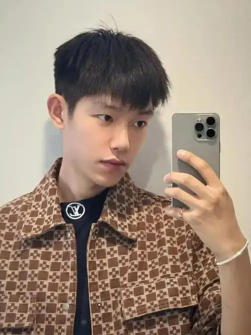 男生不要只会剪"寸头",这3款发型潮流帅气,剪完提升颜值!