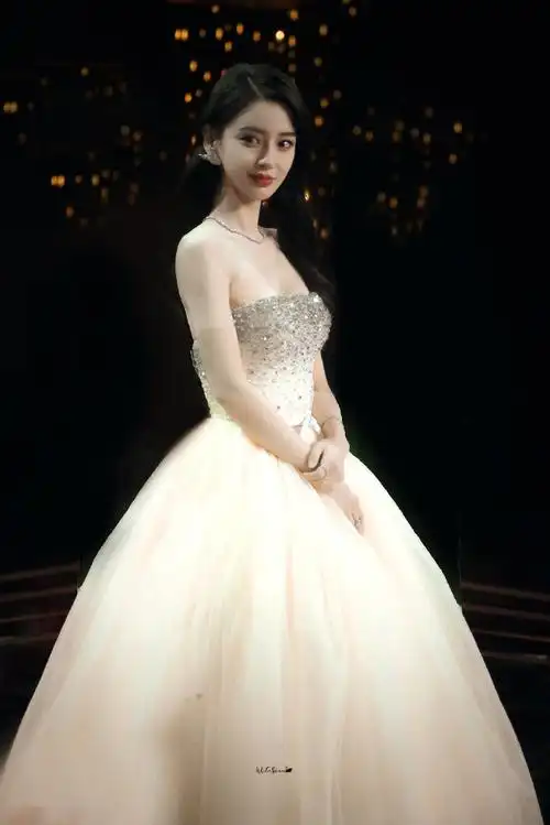 angelababy蝴蝶造型走秀