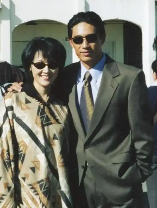 演员王姬:嫁初恋高峰,儿女双全,风光背后有泪珠