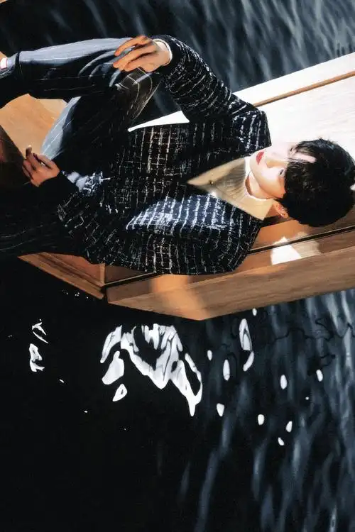 马嘉祺黑色v领毛衣造型