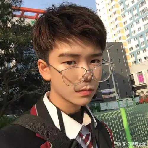 3款"超帅气"的男生刘海发型参考,剪完显年轻又好看!