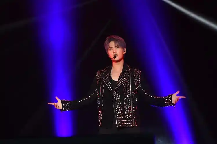 杨洋生日会广州举行成立个人公益专项基金