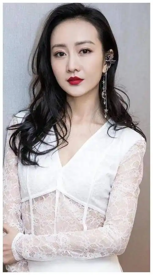 王鸥的脸本来就有角,是很高级的脸型.