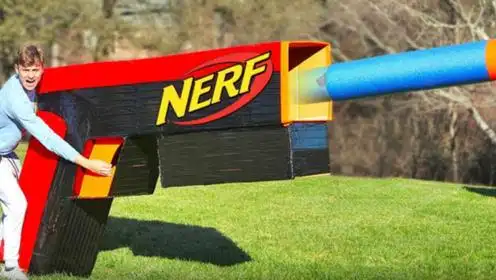 国外牛人自制世界上最大的玩具枪,开枪瞬间,场面失控!