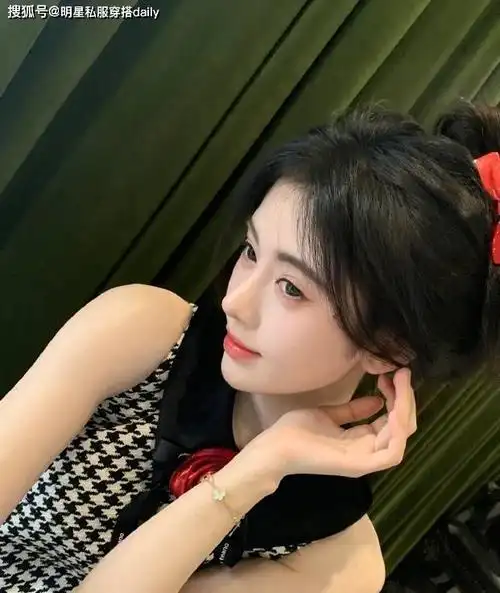 鞠婧祎带火了一种新穿法火龙果鸭舌帽皮衣玻璃唇时髦又可爱