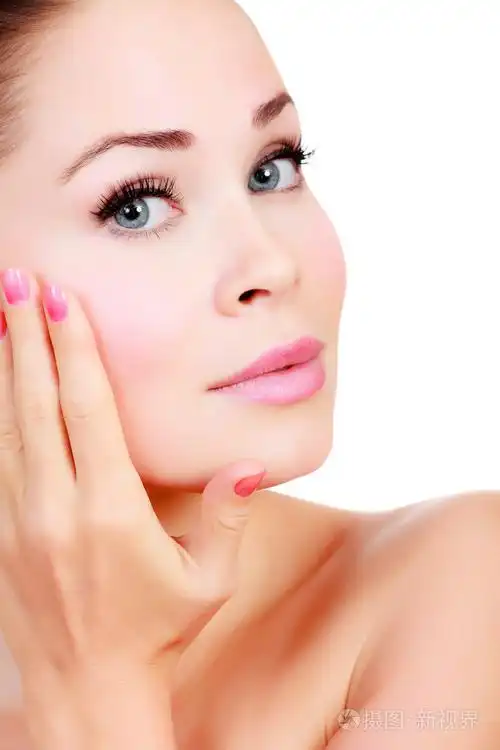 清洁新鲜的皮肤,白色背景的漂亮女孩