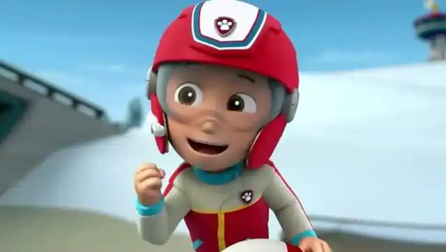 汪汪队立大功:莱德队长拉着救生圈在海上滑冰 真厉害