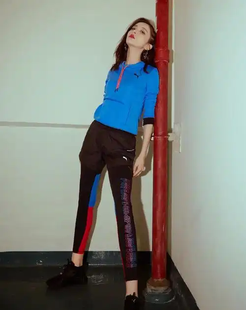 古力娜扎变元气少女,一身蓝色运动造型舞动全开,释放青春活力