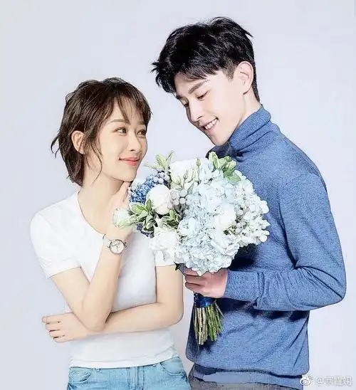 微博上搬过来p邓伦和杨紫的合照