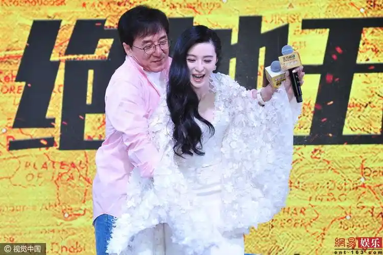 范冰冰亮相多伦多 深v长裙优雅灵动