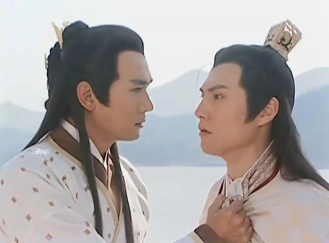 严宽应该也算是娱乐圈一等一的美男了,没想到和焦恩俊同框竟然显得有