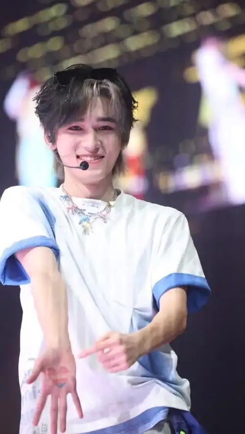 宋亚轩在手心里画了爱心