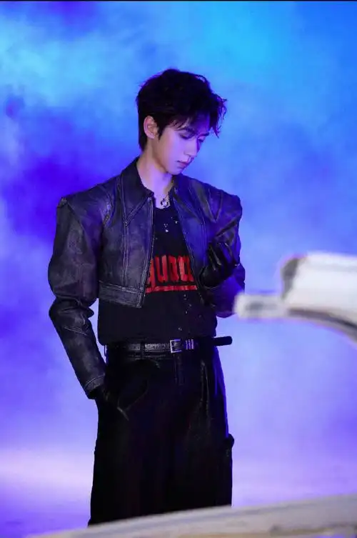 贺峻霖真能囤##贺峻霖生日大片库存