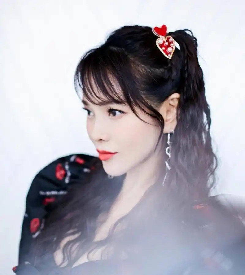 伊能静双马尾活力写真图片