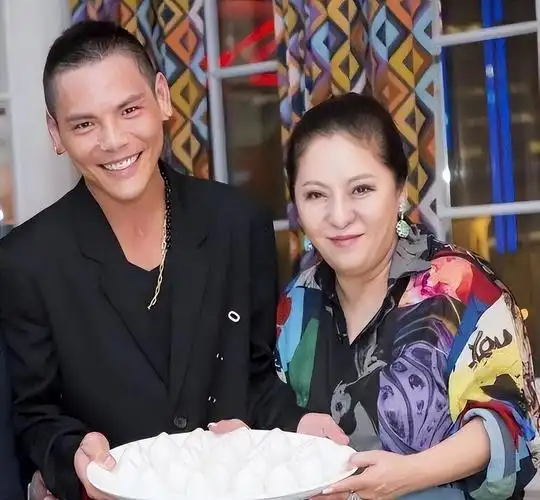 "向太"陈岚:戴75克拉巨钻,永远站c位,年轻时美貌不输关之琳