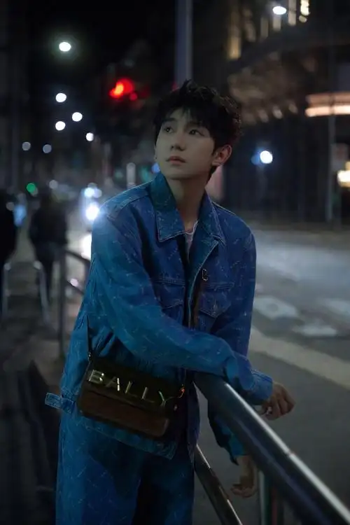 王源米兰街头牛仔大片##王源米兰时装周上班造型