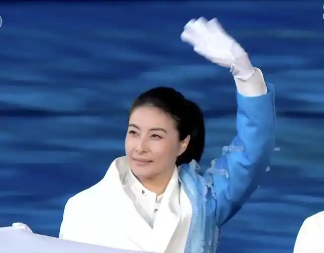 42岁郭晶晶亮相米兰时装周优雅大气不摆高架子用英文侃侃而谈