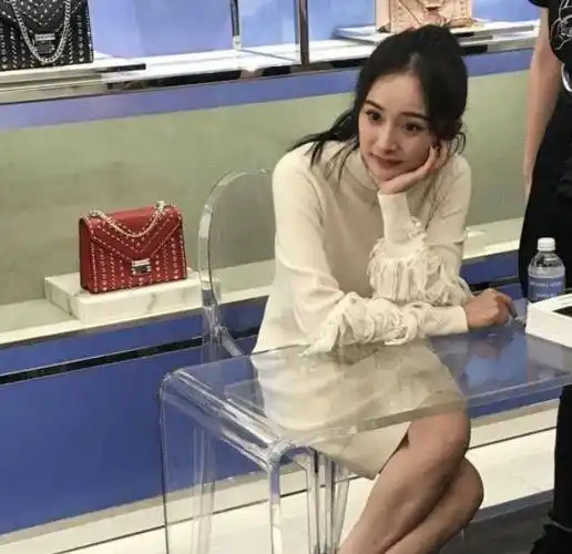 杨幂参加活动穿错鞋,又遭"透明"桌子考验,万能救场坐姿成经典_公司_电